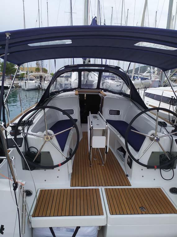 Sailing yacht 