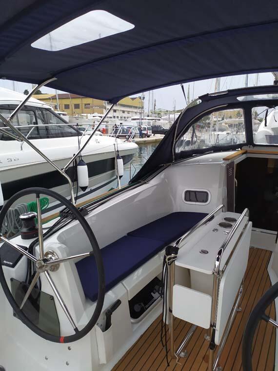 Sailing yacht 