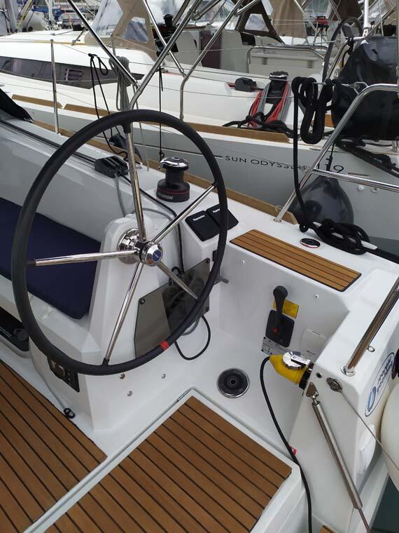 Sailing yacht 