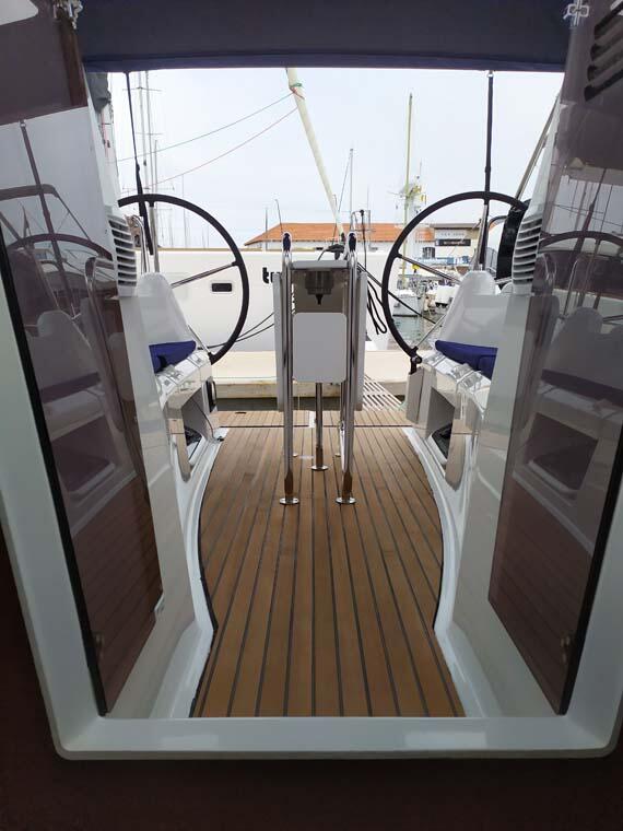 Sailing yacht 
