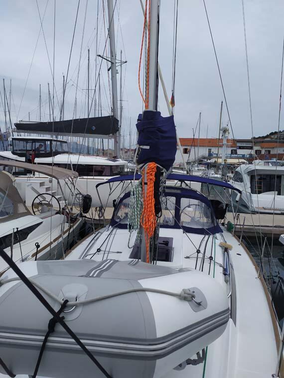 Sailing yacht 