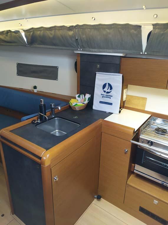 Sailing yacht 