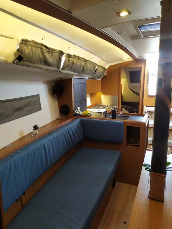 Sailing yacht 