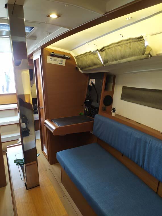 Sailing yacht 