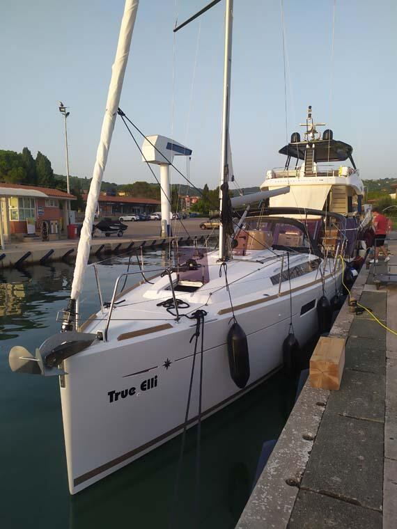 Sailing yacht 