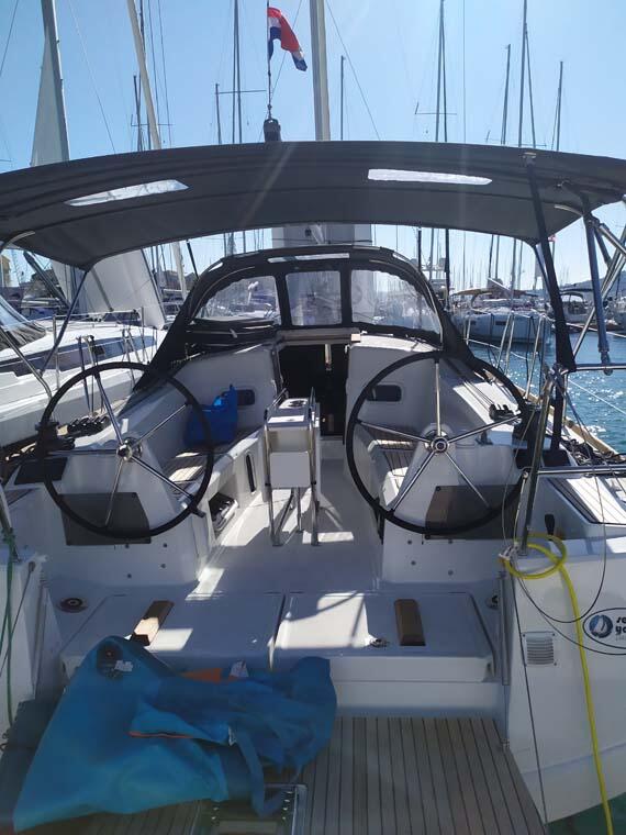 Sailing yacht 
