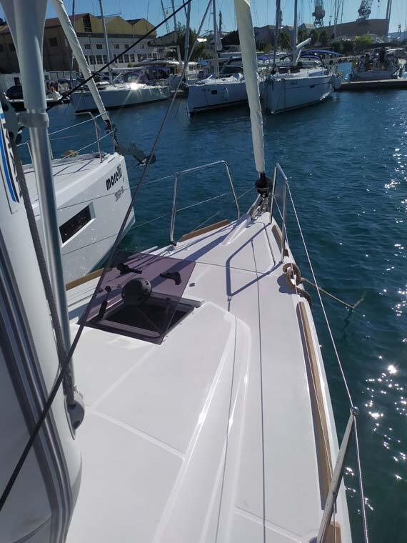 Sailing yacht 
