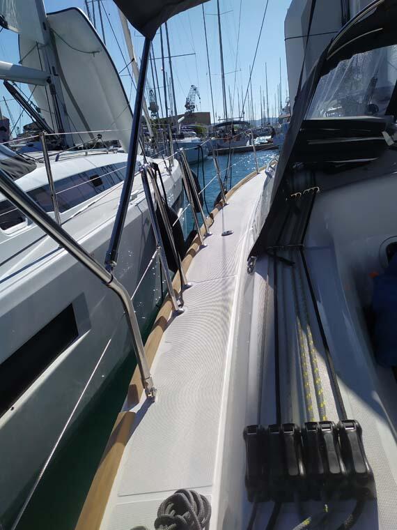 Sailing yacht 