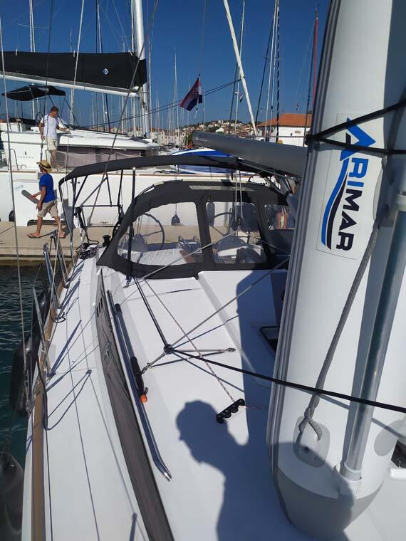 Sailing yacht 