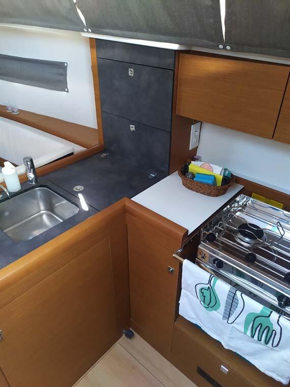 Sailing yacht 