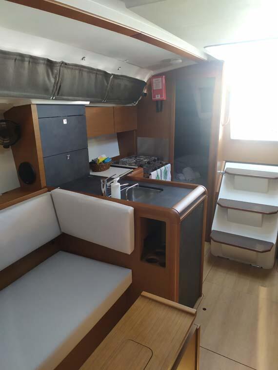 Sailing yacht 
