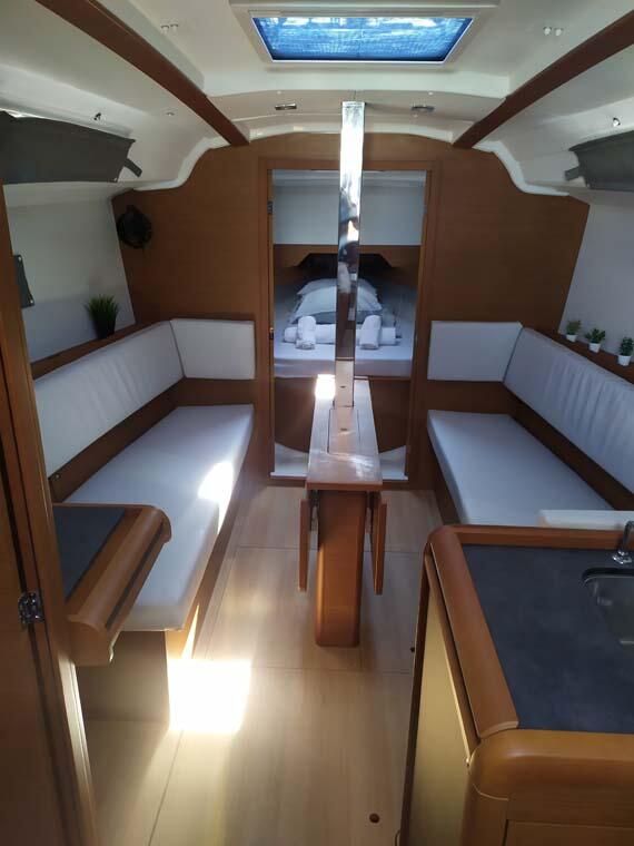 Sailing yacht 
