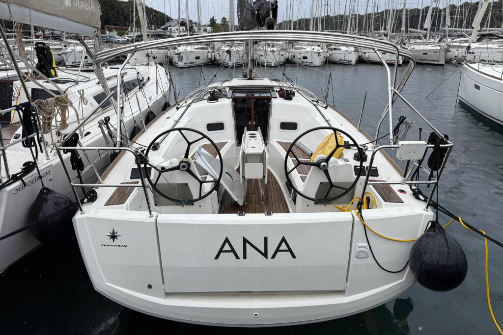 Sailing yacht 