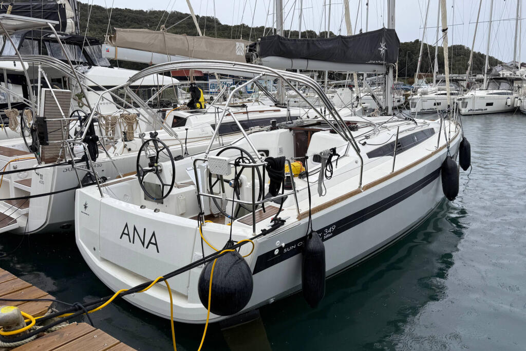 Sailing yacht 