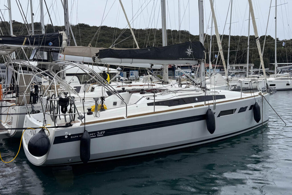 Sailing yacht 