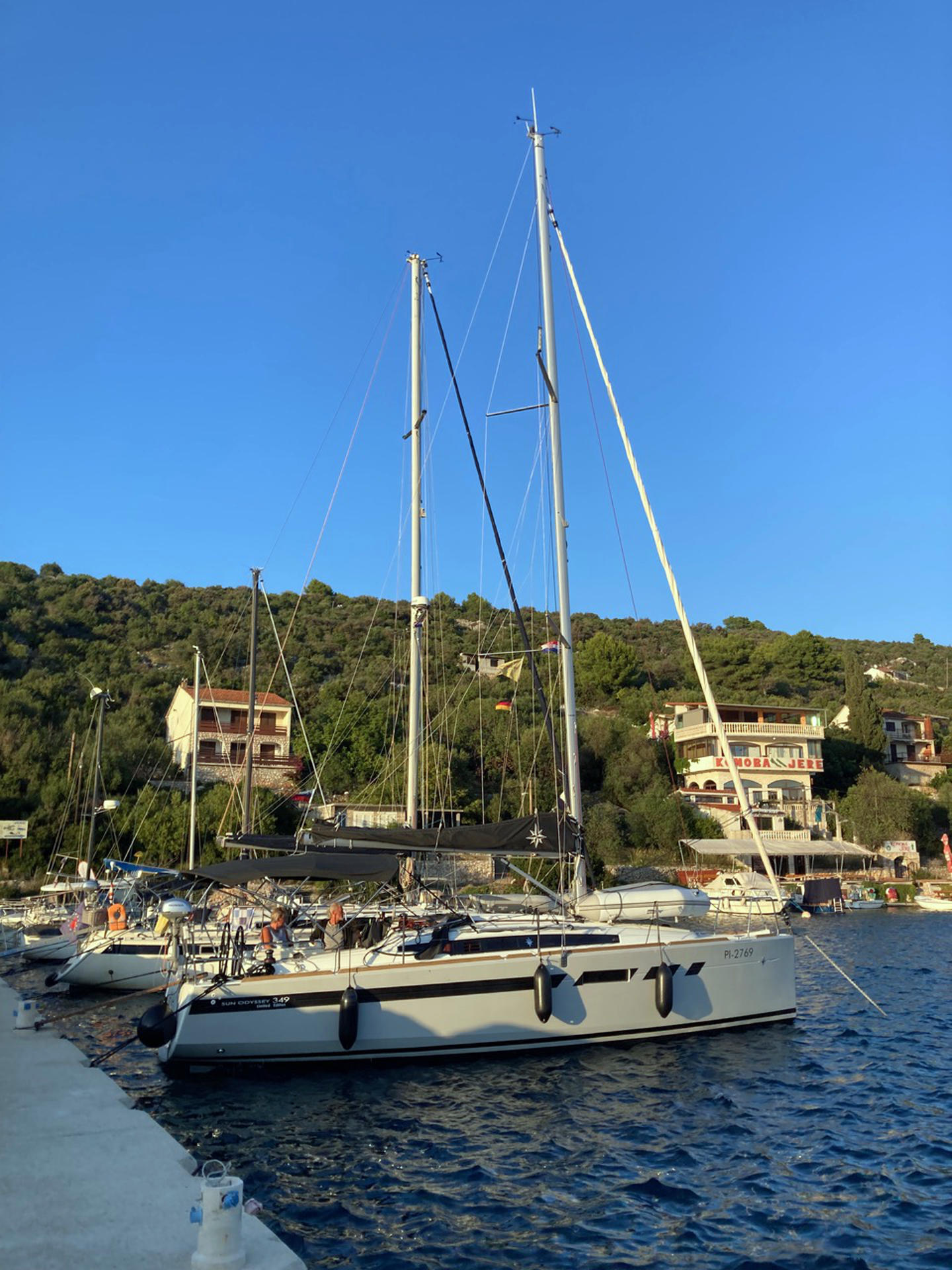 Sailing yacht 