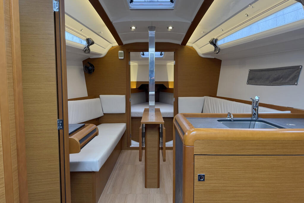 Sailing yacht 