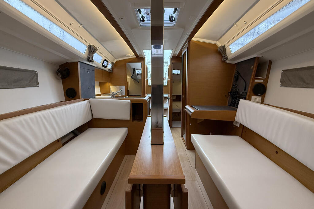Sailing yacht 