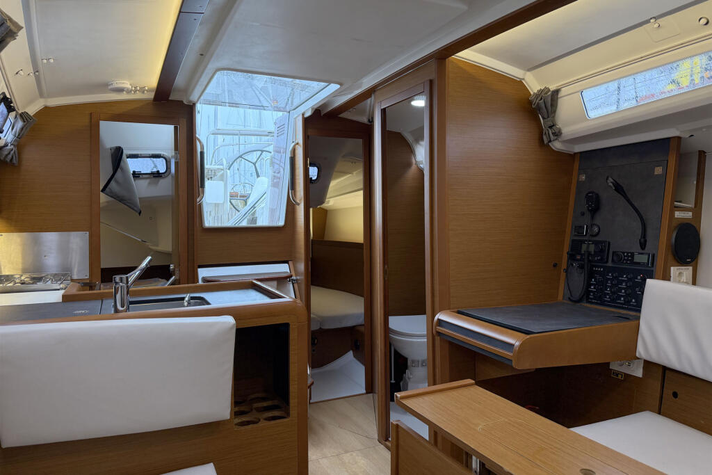 Sailing yacht 