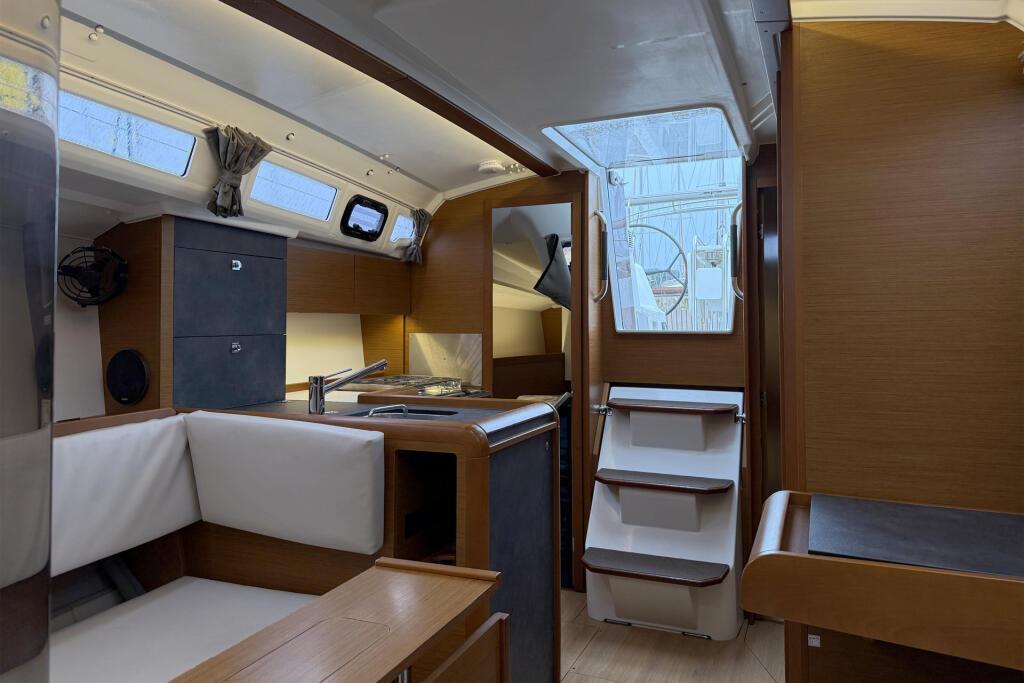 Sailing yacht 
