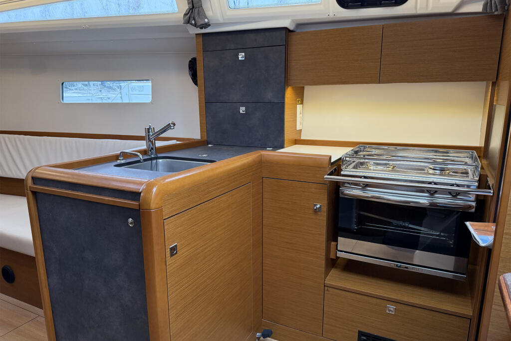 Sailing yacht 