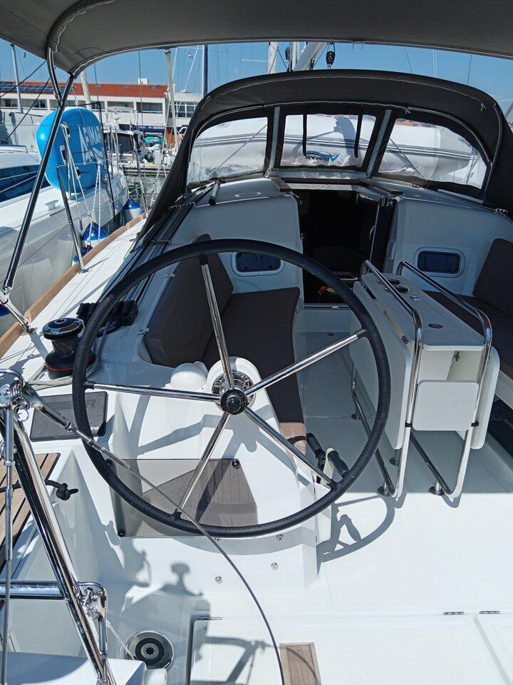 Sailing yacht 