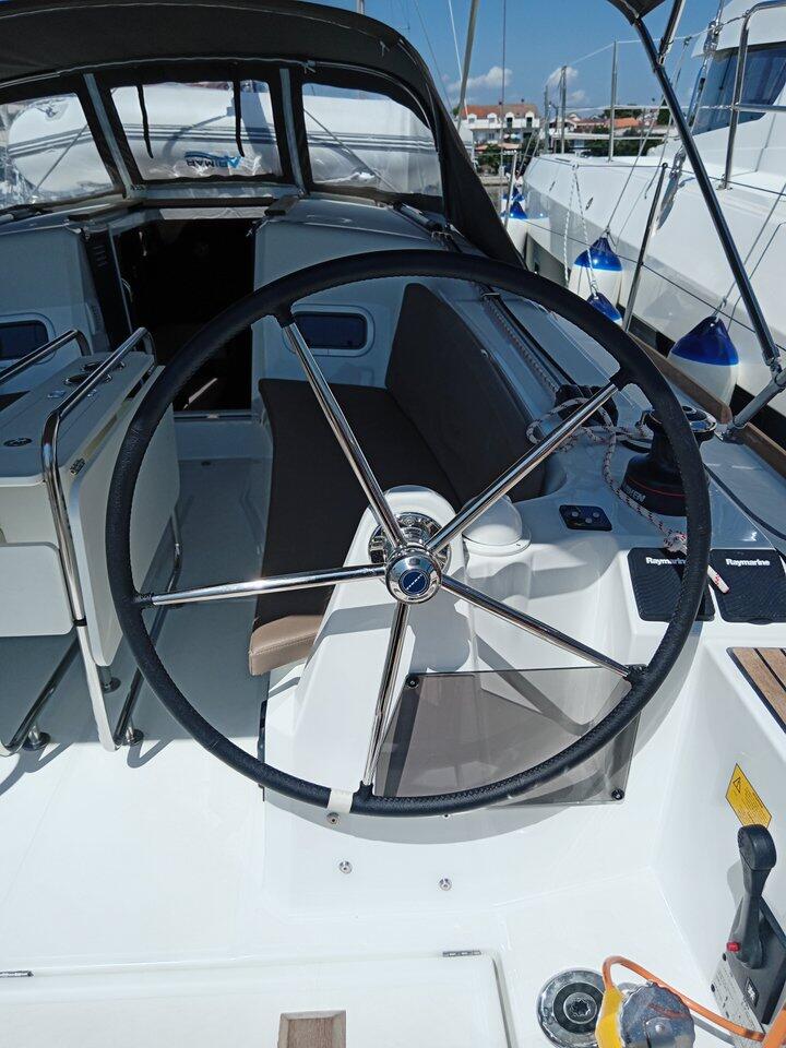 Sailing yacht 
