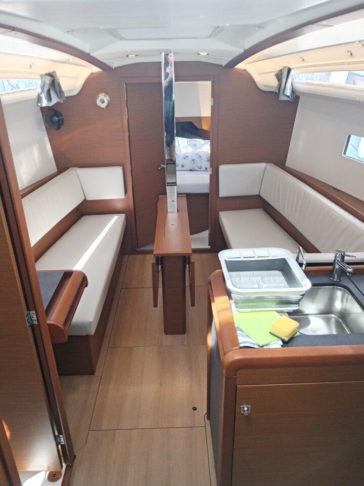 Sailing yacht 