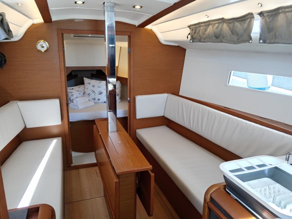 Sailing yacht 