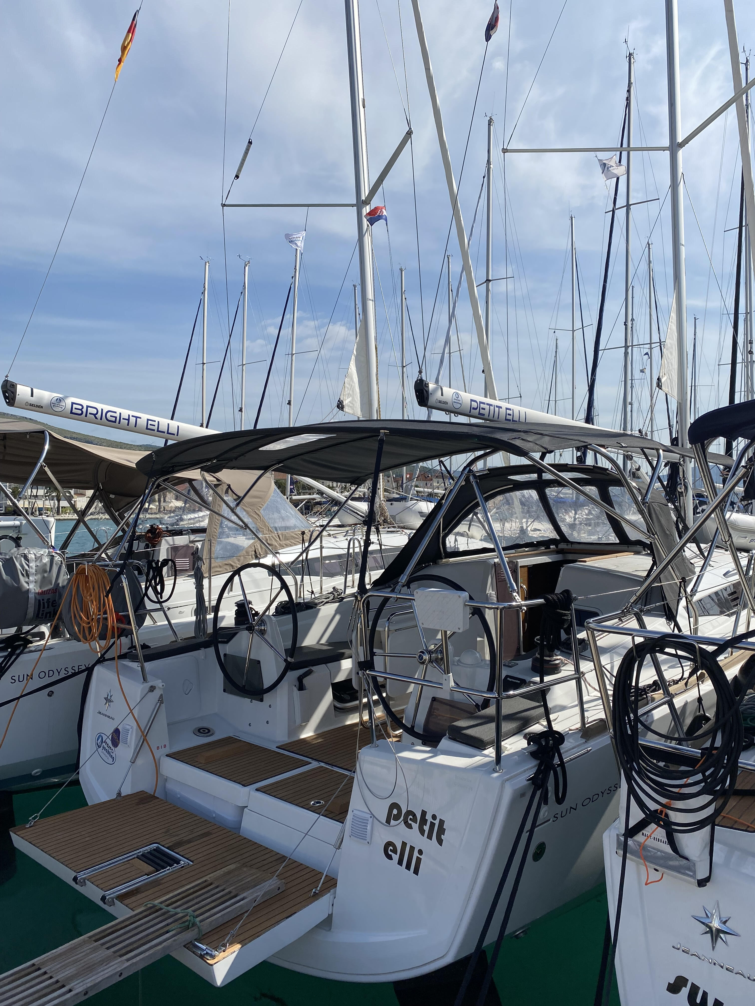 Sailing yacht 