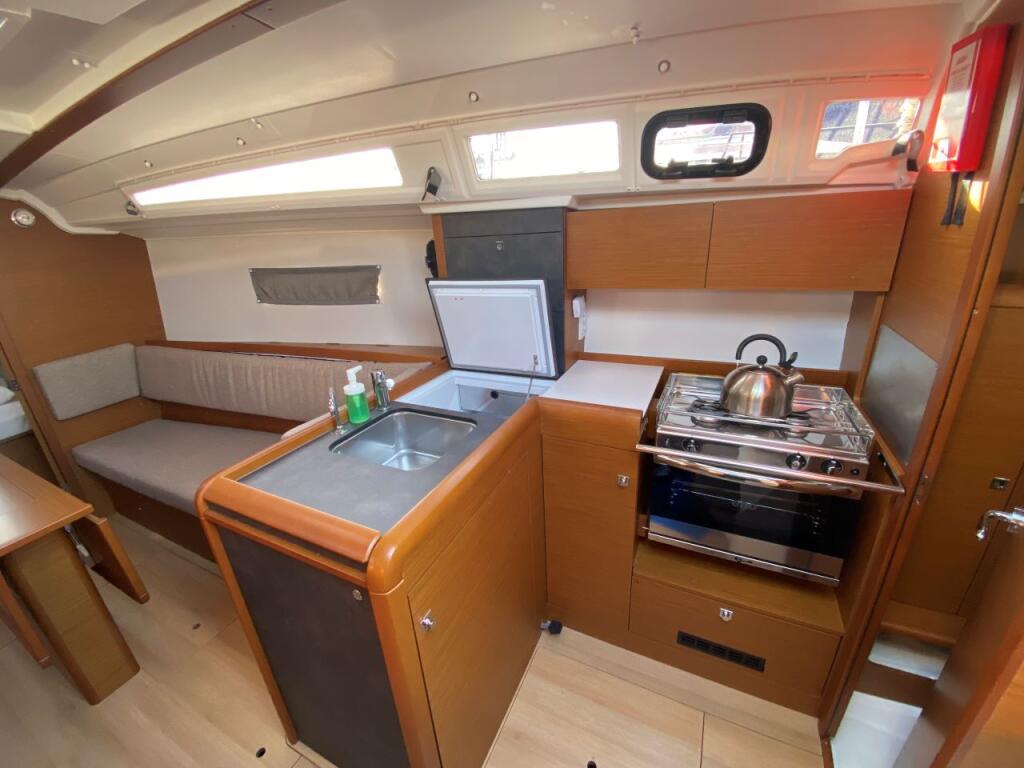 Sailing yacht 