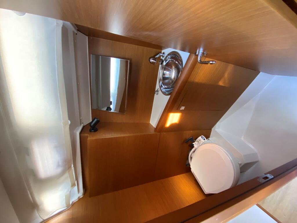 Sailing yacht 