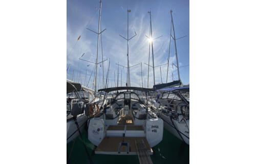Sailing yacht 