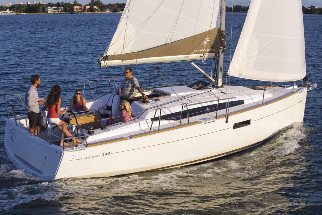 Sailing yacht 