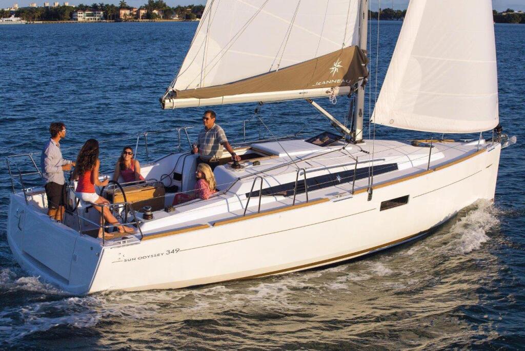 Sailing yacht 