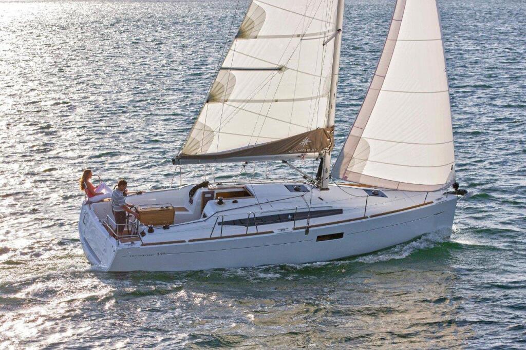 Sailing yacht 