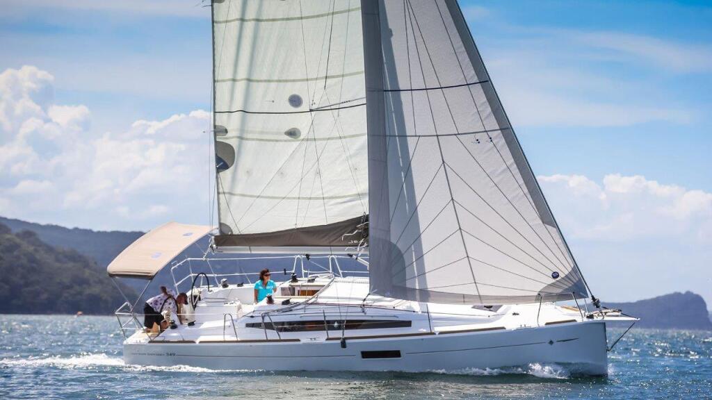 Sailing yacht 