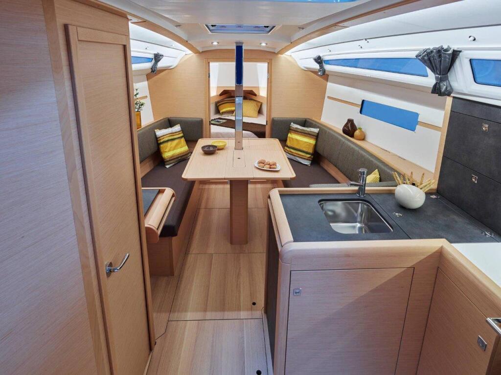 Sailing yacht 