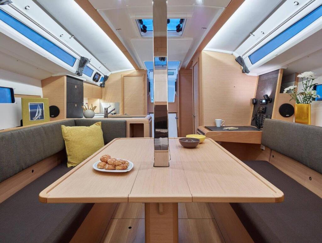 Sailing yacht 