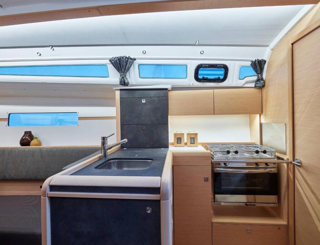 Sailing yacht 