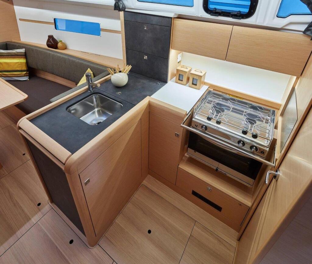 Sailing yacht 