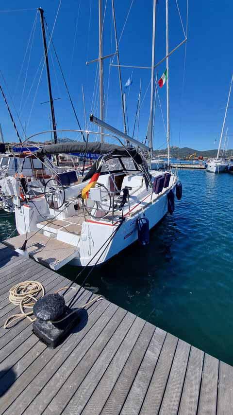 Sailing yacht 