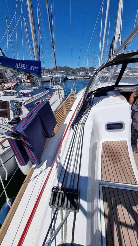 Sailing yacht 
