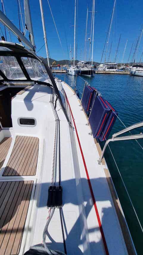 Sailing yacht 