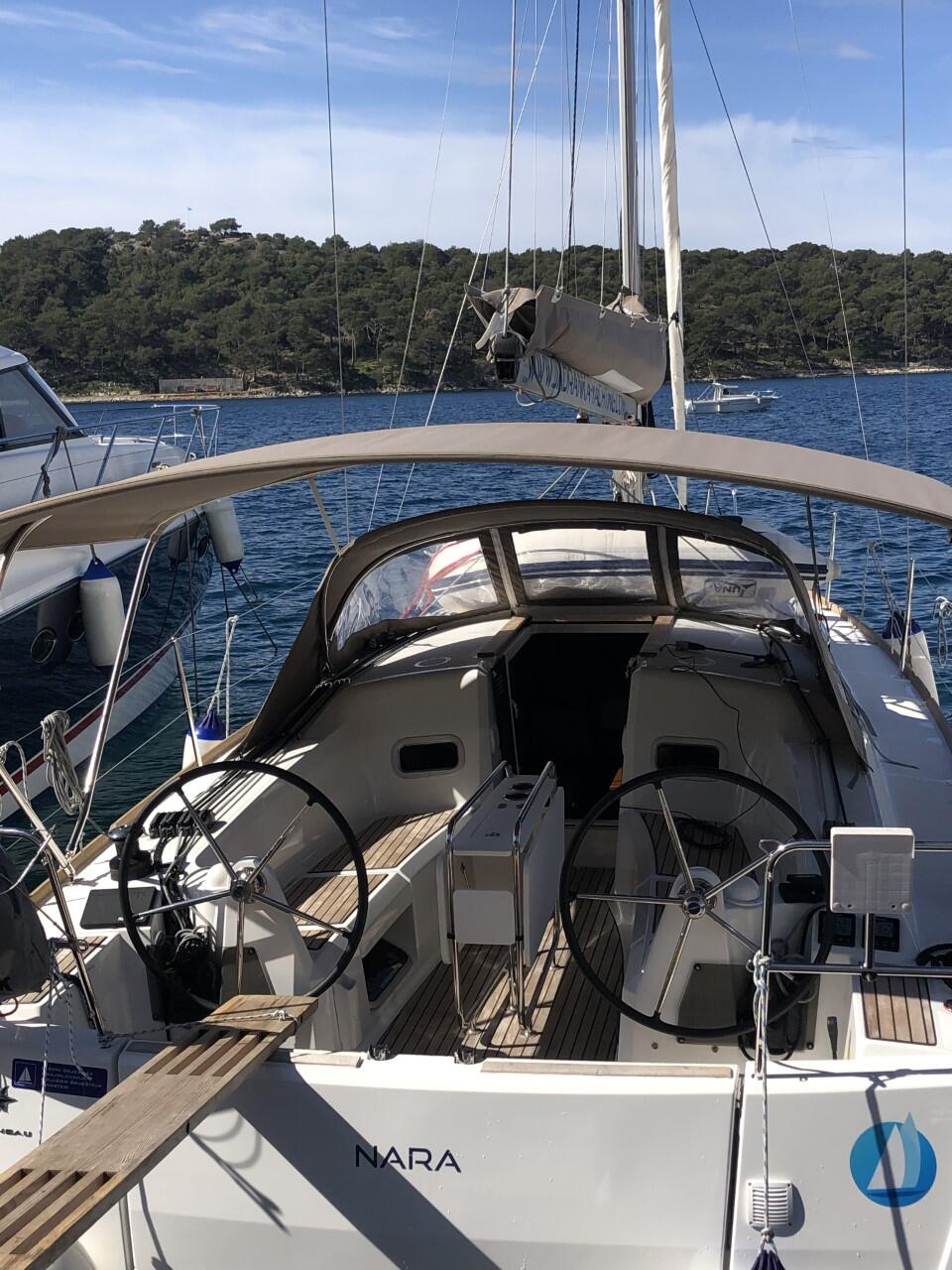 Sailing yacht 
