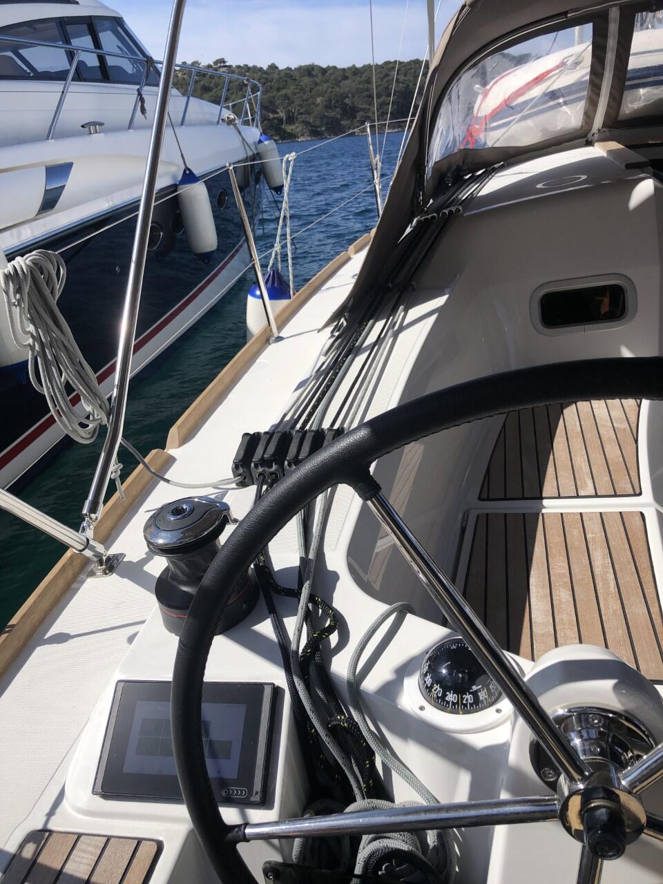 Sailing yacht 