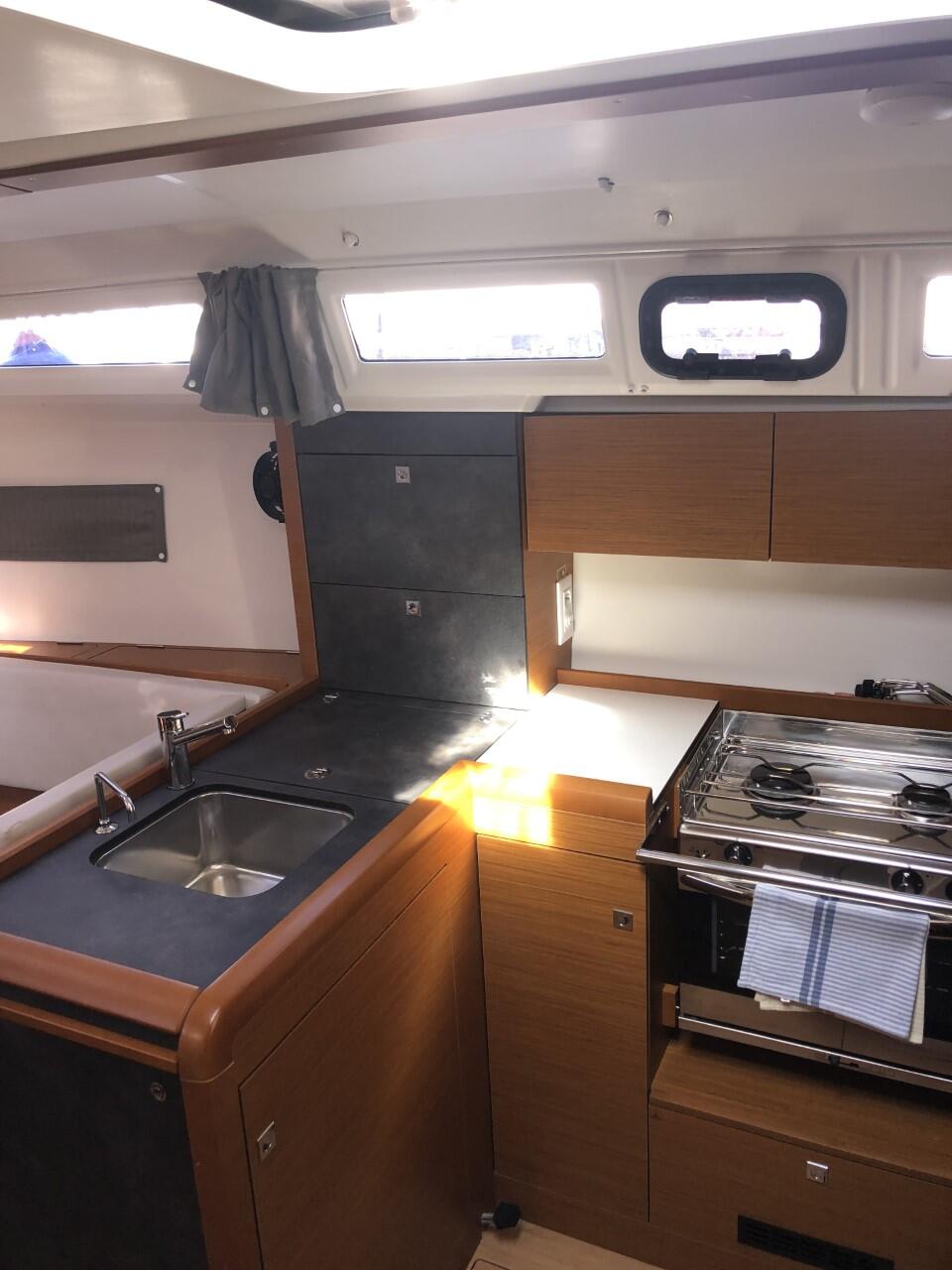 Sailing yacht 