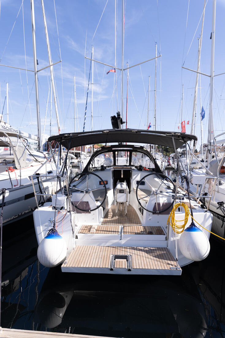Sailing yacht 