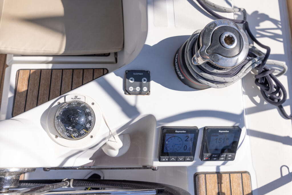 Sailing yacht 