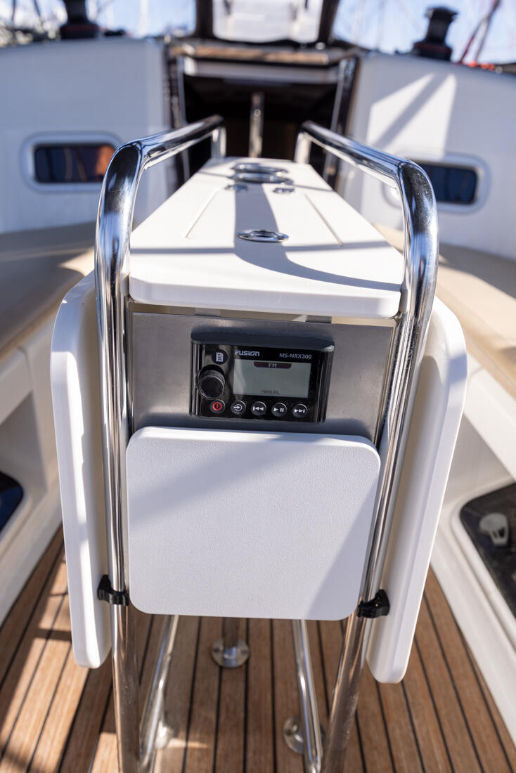 Sailing yacht 